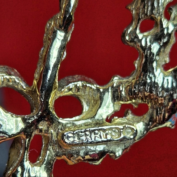 VINTAGE GERRY'S SIGNED GOLD TONE ENAMEL CHRISTMAS WREATH PIN BROOCH - Picture 7 of 16